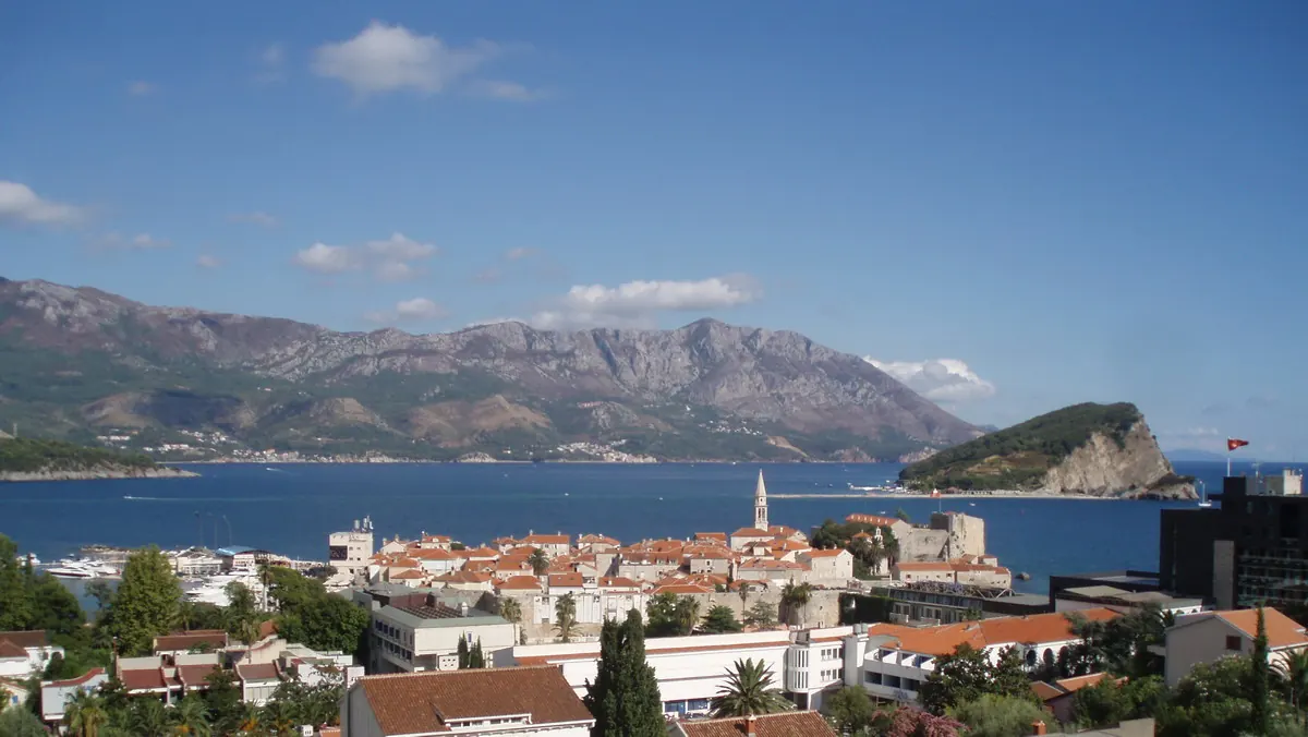 Pogled na Stari grad Budvu i ostrvo Sveti Nikola