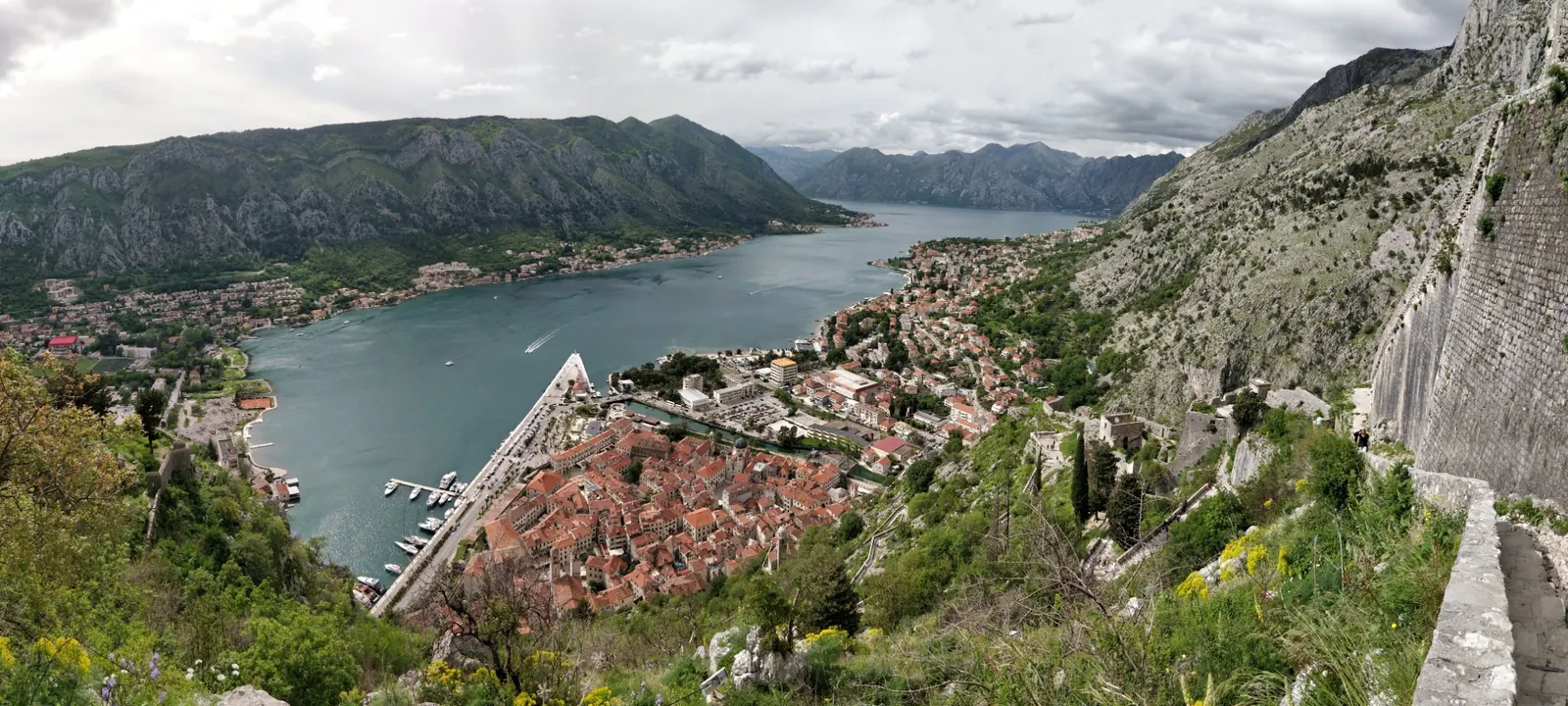 Pogled na Stari grad Kotor i Bokokotorski zaliv