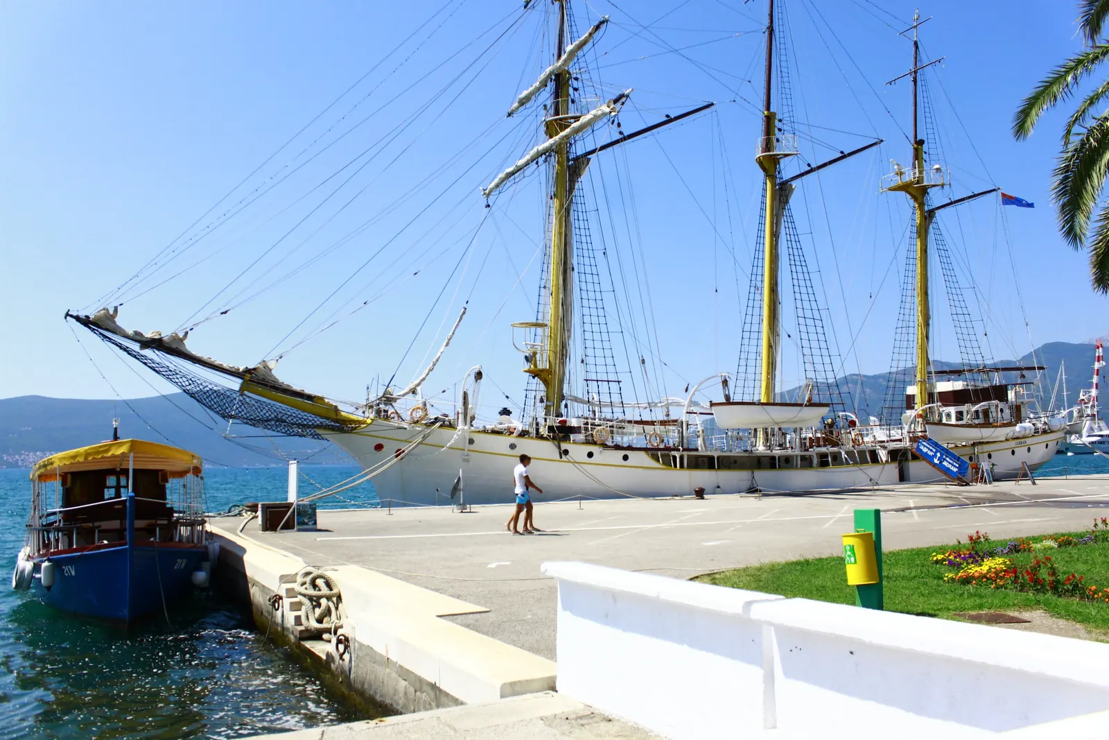 Pristanište u Tivtu sa jedrenjakom Jadran